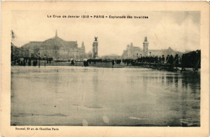 Carte postale ancienne Le Crue de Janvier 1910 Paris Esplanade des Invalides à Paris