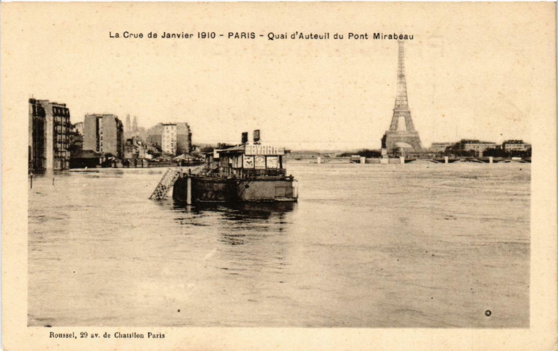 Carte postale ancienne Le Crue de Janvier 1910 Paris Quai d'Auteuil du Pont Mirabeau à Paris