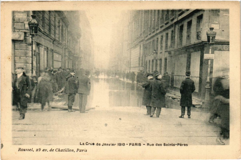 Carte postale ancienne Le Crue de Janvier 1910 Paris Rue des Saints-Peres à Paris