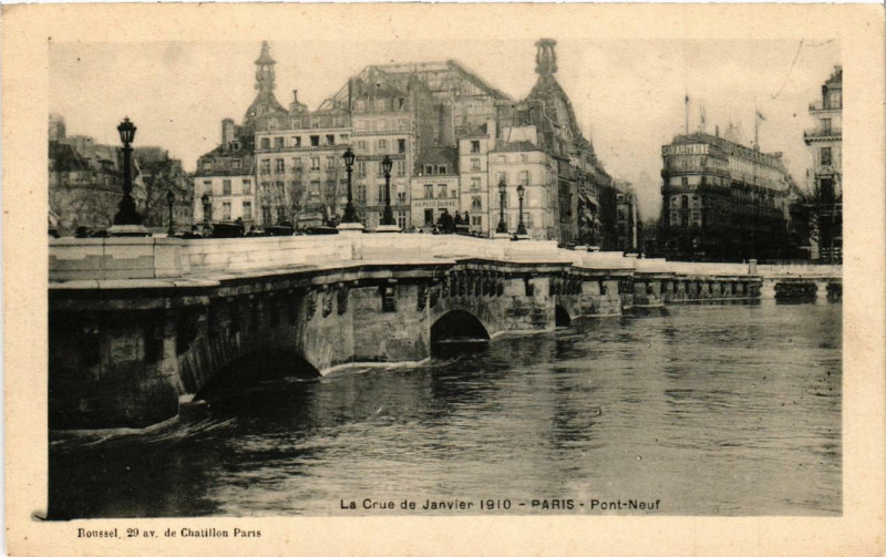 Carte postale ancienne Le Crue de Janvier 1910 Paris Pont-Neuf à Paris