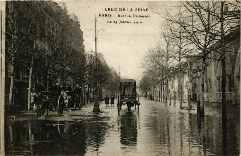 Carte postale ancienne Crue de la Seine - Avenue Daumesnil à Paris 12e