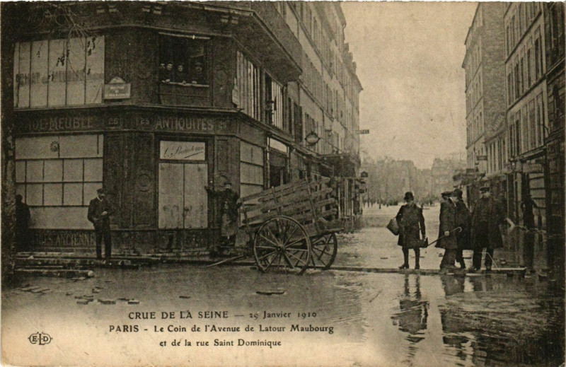 Carte postale ancienne Paris Crue de la Seine 1910 Avenue de Latour Maubourg à Paris