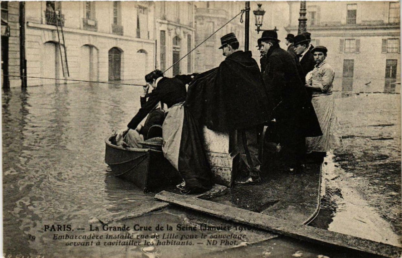 Carte postale ancienne La Grande Crue de la Seine Paris Rue de Lille à Paris