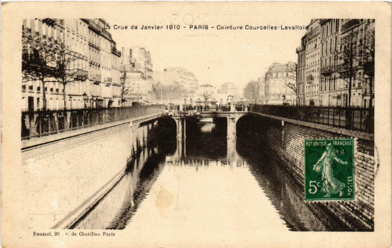 Carte postale ancienne Le Crue de Janvier 1910 Paris Ceinture Courcelles-Levallois à Paris