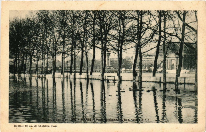 Carte postale ancienne Le Crue de Janvier 1910 Paris Pont Alexandre le Grand Palais à Paris