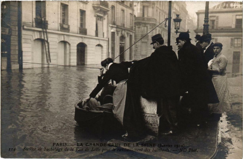 Carte postale ancienne La Grande Crue de la Seine Paris Rue de Lille à Paris