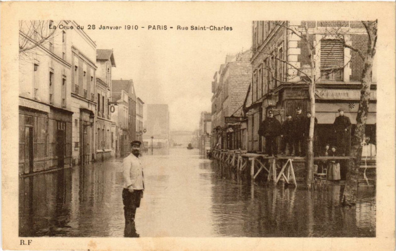 Carte postale ancienne La Crue du 28 Janvier 1910 - Rue Saint-Charles à Paris 15e