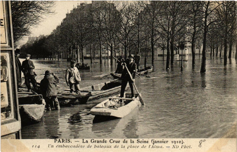 Carte postale ancienne La Grande Crue de la Seine (Janvier 1910) - Un Embarcadère de Bateaux de la Place de l'Alma à Paris 8e