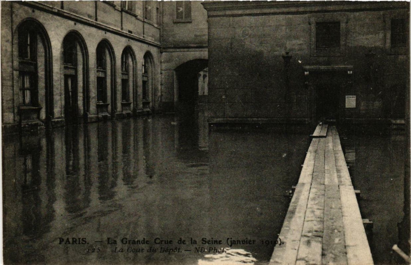 Carte postale ancienne La Grande Crue de la Seine 125 La cour du Depot