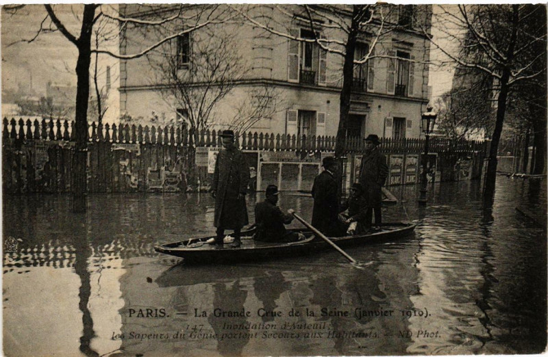 Carte postale ancienne La Grande Crue de la Seine (janvier 1910) - Inondation d'Auteuil - Les Sapeurs du Génie portent Secours aux Habitants à Paris 16e