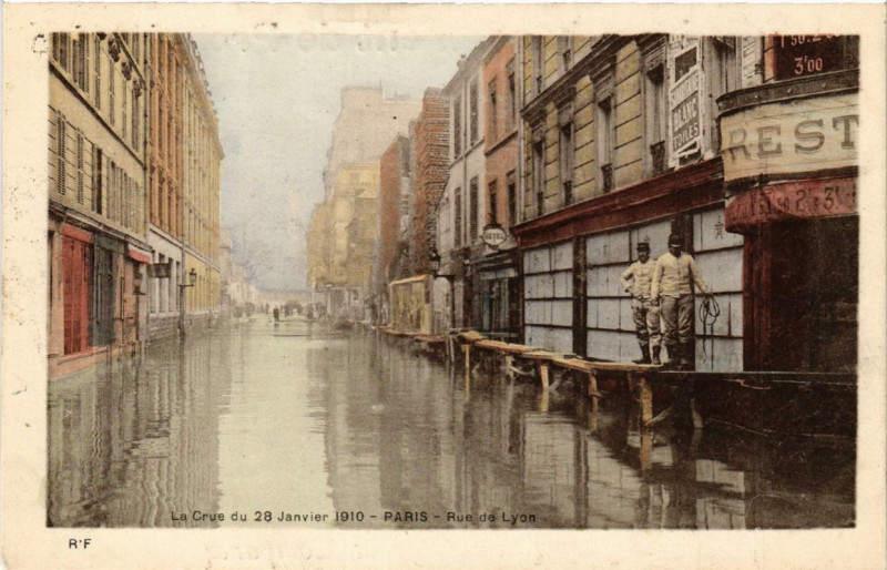 Carte postale ancienne La Crue du 28 Janvier 1910 Paris Rue de Lyon à Paris