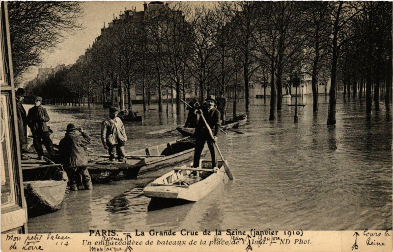 Carte postale ancienne La Grande Crue de la Seine (Janvier 1910) - Un Embarcadère de Bateaux de la Place de l'Alma à Paris 8e