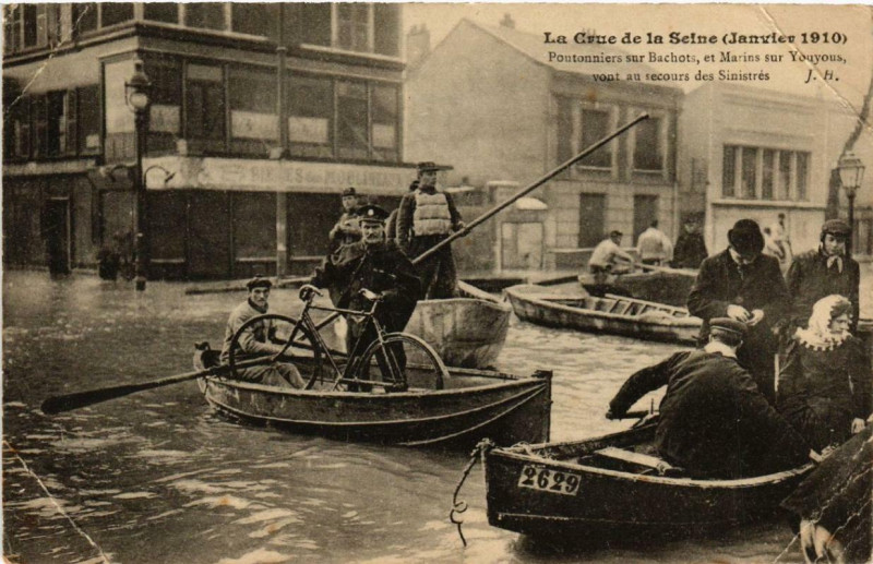 Carte postale ancienne La Crue de la Seine Paris Pontonniers sur Bachots à Paris