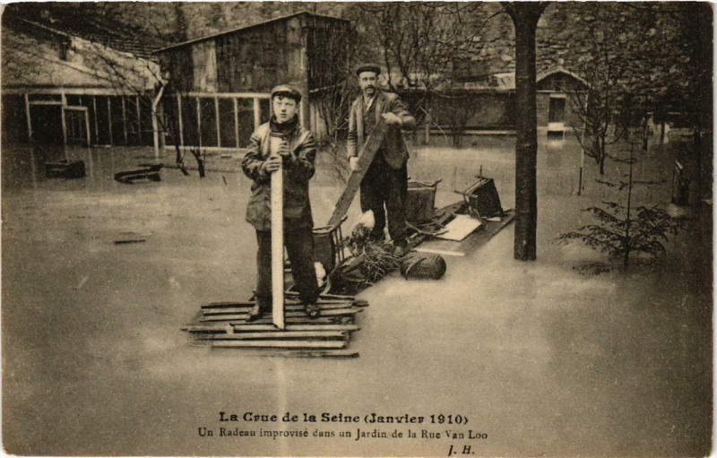 Carte postale ancienne La Crue de la Seine (Janvier 1910) - Un Radeau improvisé dans un Jardin de la Rue Van Loo à Paris 16e