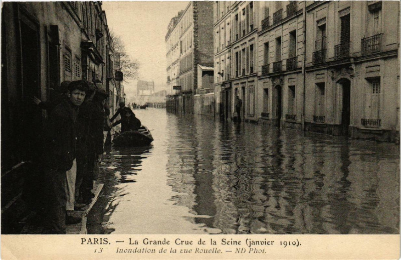 Carte postale ancienne La Grande Crue de la Seine (janvier 1910) - Inondation de la rue Rouelle à Paris 15e