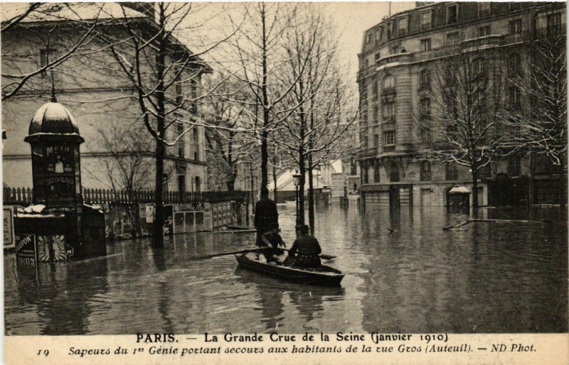 Carte postale ancienne La Grande Crue de la Seine (janvier 1910) - Sapeurs du 1er Génie portant secours aux habitants de la rue Gros à Paris 16e