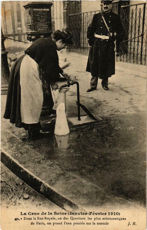 Carte postale ancienne Inondations 1910 Paris Rue Royale eau potable sur le trottoir à Paris
