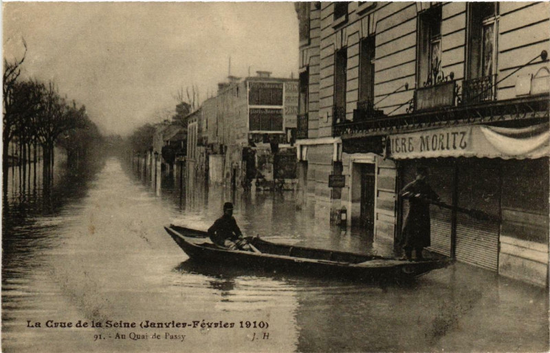 Carte postale ancienne La Crue de la Seine - Au Quai de Passy à Paris 16e