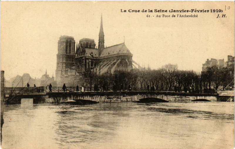 Carte postale ancienne La Crue de la Seine 61 Au Pont de l'Archeveche