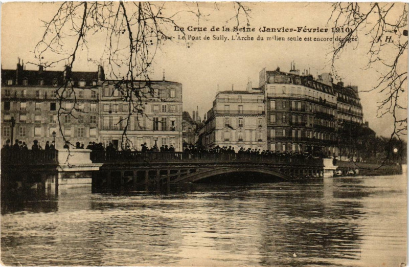 Carte postale ancienne La Crue de la Seine 69 Le Pont de Sully