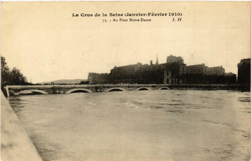 Carte postale ancienne La Crue de la Seine 75 Au Pont N - D