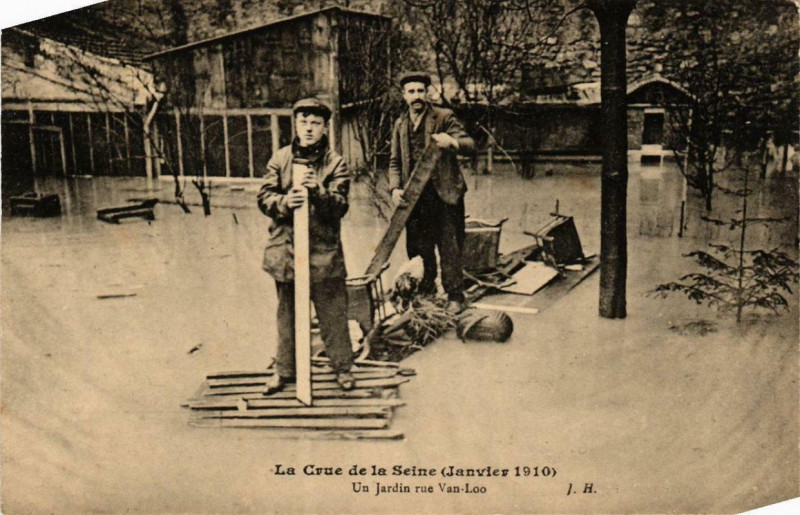 Carte postale ancienne La Crue de la Seine (Janvier 1910) - Un Jardin rue Van-Loo à Paris 16e