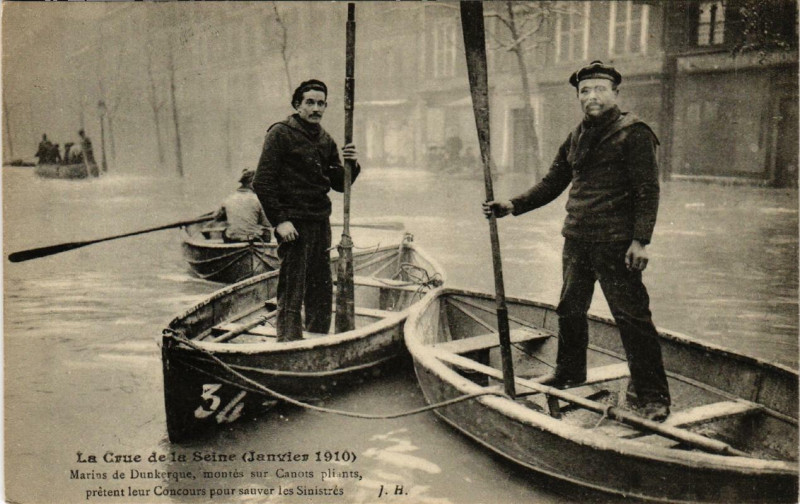 Carte postale ancienne La Crue de la Seine Marins de Dunquerque. Canots pliants