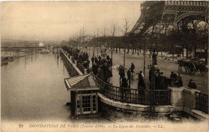 Carte postale ancienne Inondations de Paris La Ligne des Invalides à Paris