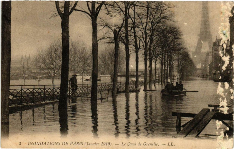Carte postale ancienne Inondations de Paris (Janvier 1910) - Le Quai de Grenelle à Paris 15e