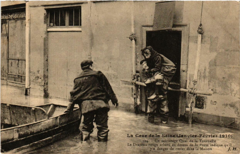 Carte postale ancienne La Crue de la Seine 104 Un Sauvetage Quai de la Tournelle