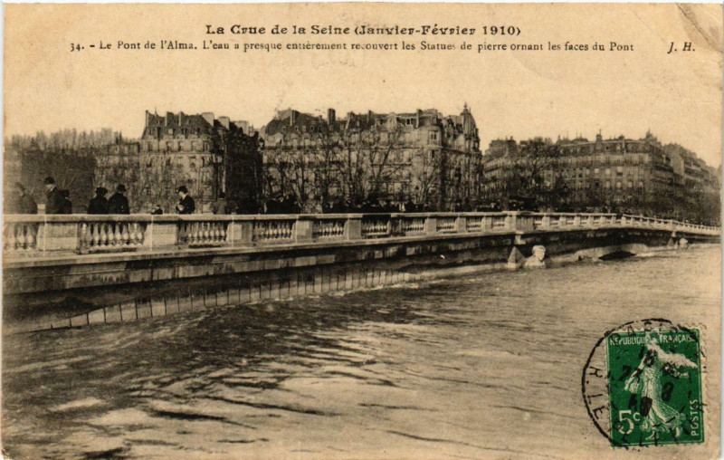 Carte postale ancienne La Crue de la Seine 34 Le Pont de l'Alma