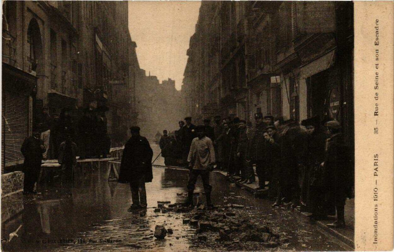 Carte postale ancienne Inondations Paris 35 Rue de Seine et son Escadre à Paris
