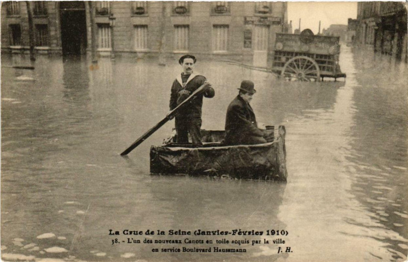 Carte postale ancienne La Crue de la Seine 1910 Paris l'Un des nouveaux canots en toile à Paris