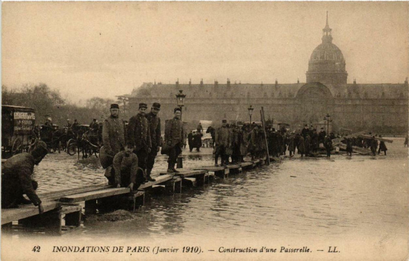 Carte postale ancienne Inondations de Paris Construction d'une Passerelle à Paris