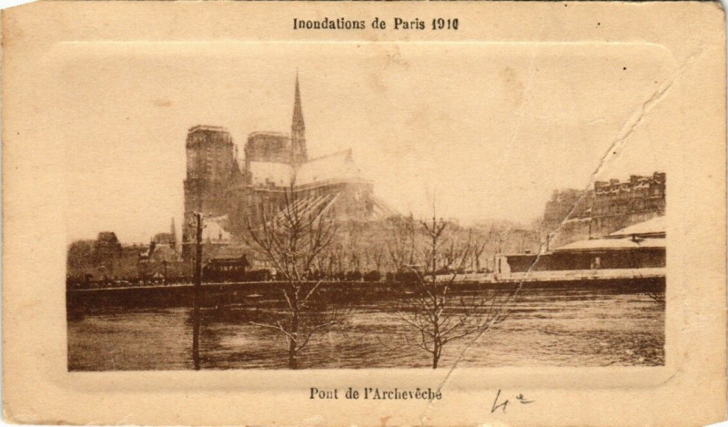 Carte postale ancienne Inondations de Paris Pont de l'Archeveche à Paris
