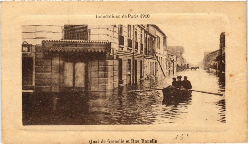 Carte postale ancienne Inondations de Paris Quai de Grenelle et Rue Rouelle à Paris