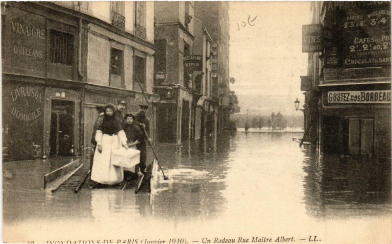 Carte postale ancienne Inondations de Paris Un Radeau Rue Maitre Albert à Paris
