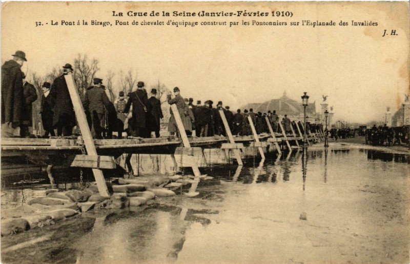 Carte postale ancienne La Crue de la Seine 32 Le Pont a la Birago