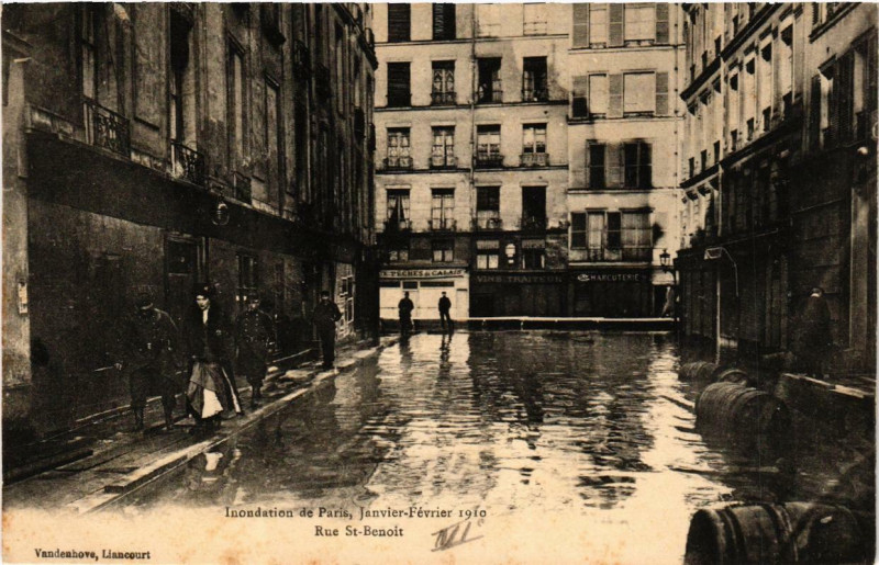 Carte postale ancienne Inondation de Paris 1910. Rue Saint-Benoit à Paris