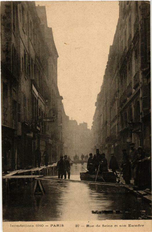 Carte postale ancienne Inondations 1910 Paris 37 Rue de Seine et son Escadre à Paris