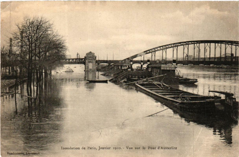 Carte postale ancienne Inondation de Paris 1910. vue sur le Pont d'Austerlitz à Paris