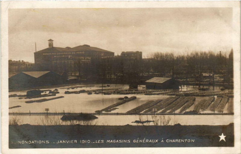Carte postale ancienne Inondations 1910 Paris Les Magasins generaux a Charenton à Paris