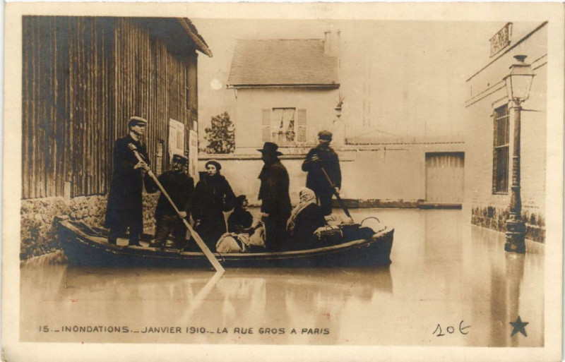 Carte postale ancienne Inondations de Paris 1910 La Rue Gros à Paris