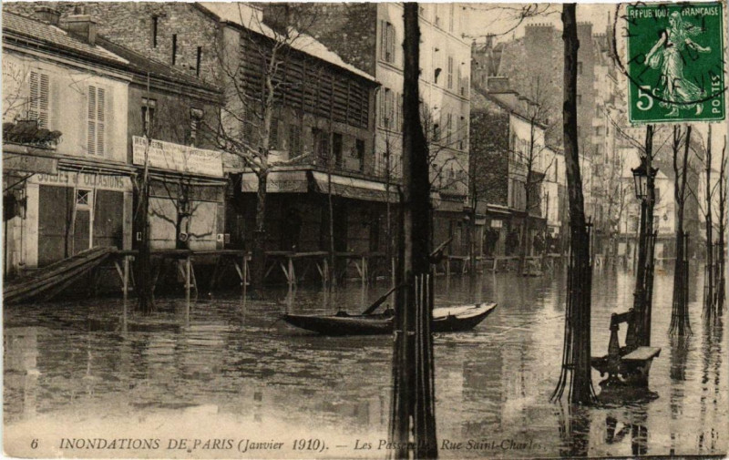 Carte postale ancienne Inondations de Paris (Janvier 1910) - Les Passerelles Rue Saint-Charles à Paris 15e