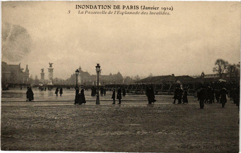 Carte postale ancienne Inondation de Paris La Passerelle de l'Eslplanade des Invalides à Paris