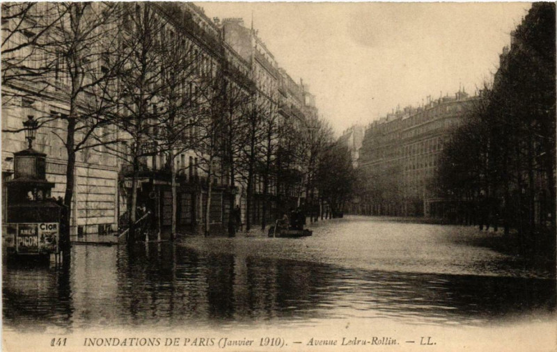 Carte postale ancienne Inondations 1910 Paris Avenue Ledru-Rollin à Paris