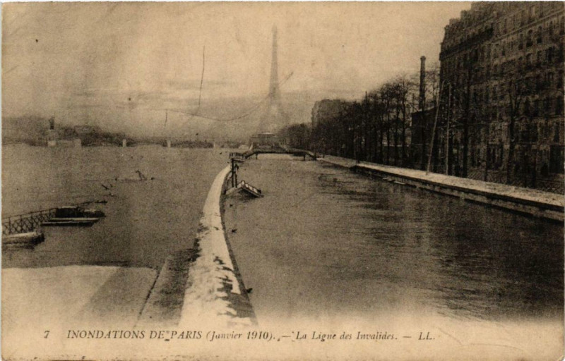 Carte postale ancienne Inondations de Paris (Janvier 1910) - La Ligne des Invalides à Paris 15e