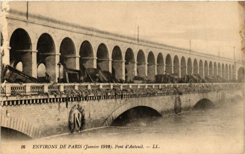 Carte postale ancienne Inondations de Paris - Le Viaduc d'Auteuil à Paris 16e