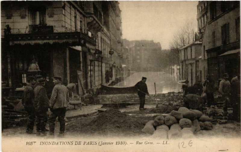 Carte postale ancienne Inondations de Paris - Rue Gros à Paris 16e