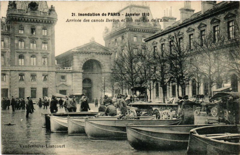 Carte postale ancienne Inondation de Paris 1910. Arrivée des canots Berton à Paris